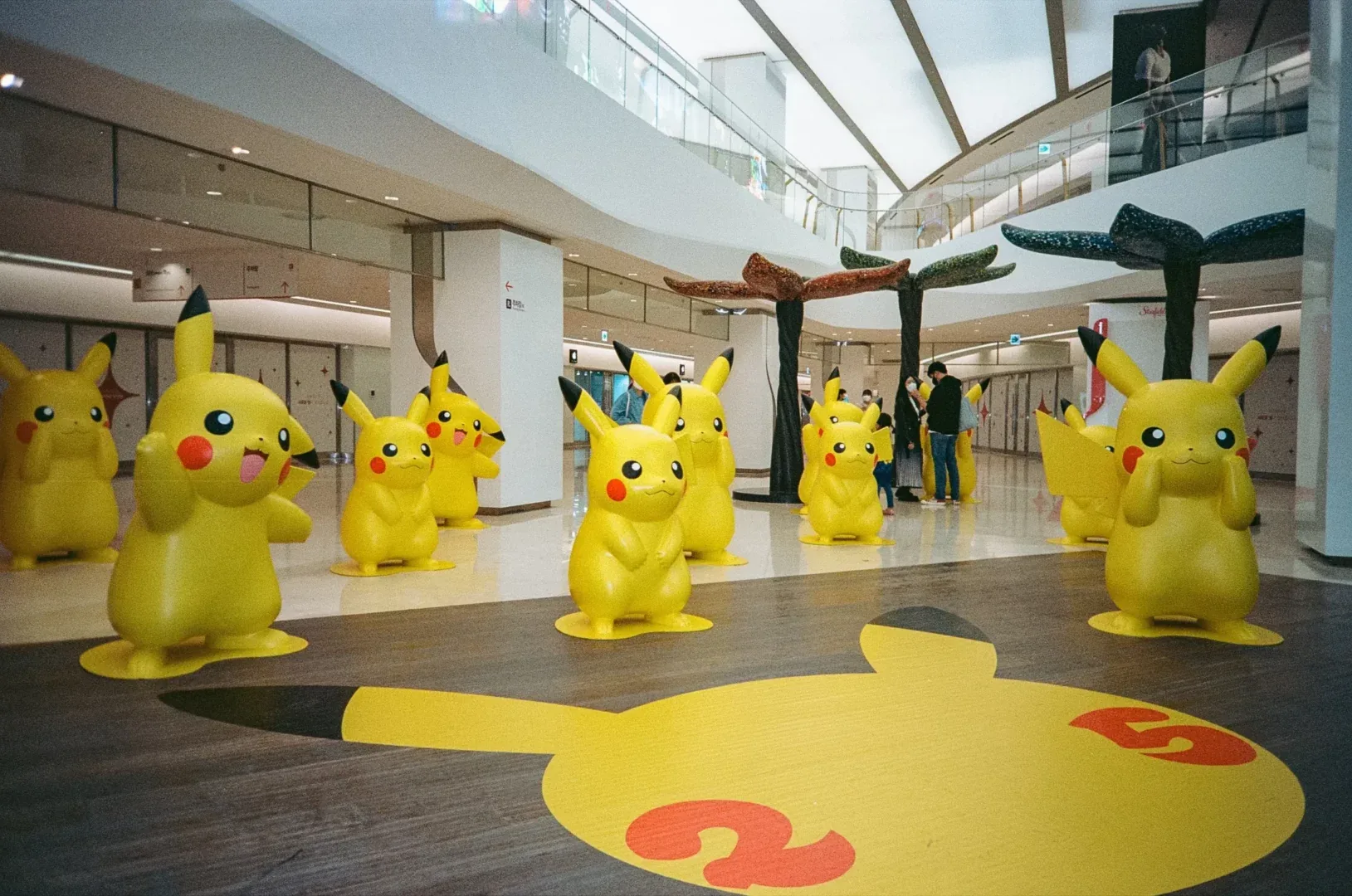 Présentoir de figurines Pikachu dans la boutique Feniksu