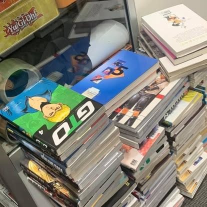 Présentoir cartes Pokémon — boutique Feniksu, Bruxelles