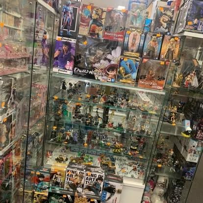 Présentoir cartes Pokémon — boutique Feniksu, Bruxelles