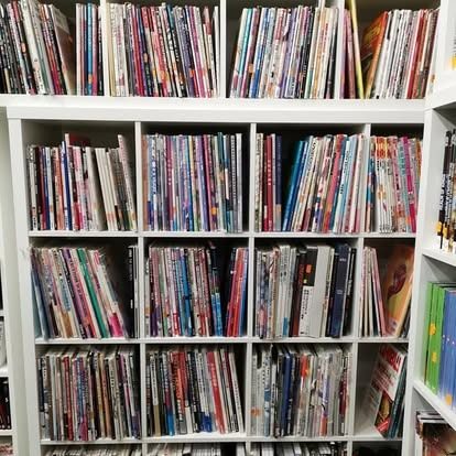 Présentoir cartes Pokémon — boutique Feniksu, Bruxelles