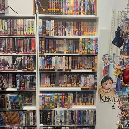 Présentoir cartes Pokémon — boutique Feniksu, Bruxelles