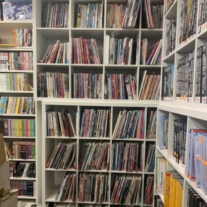 Présentoir cartes Pokémon — boutique Feniksu, Bruxelles