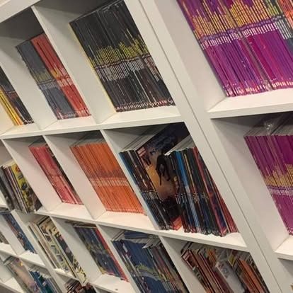 Présentoir cartes Pokémon — boutique Feniksu, Bruxelles