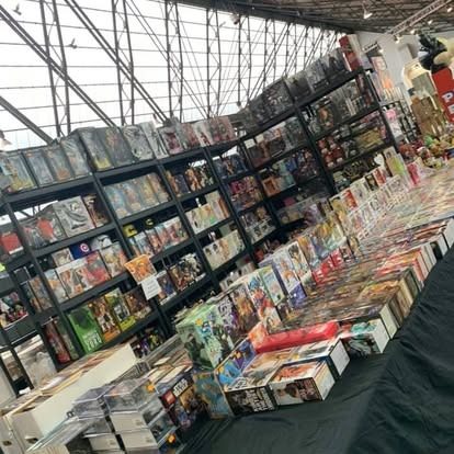 Présentoir cartes Pokémon — boutique Feniksu, Bruxelles